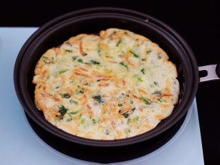 15、鹅蛋菠菜早餐饼,煎至两面金黄色即可。