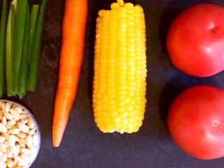 1、颜值爆表的  松仁玉米番茄盅,准备食材