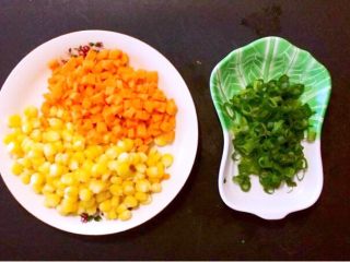 2、颜值爆表的  松仁玉米番茄盅,熟玉米脱粒，手指胡萝卜切成小丁，切葱花