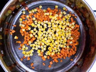 8、颜值爆表的  松仁玉米番茄盅,加入玉米粒炒匀