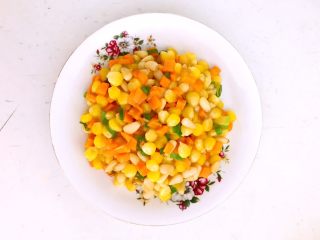 11、颜值爆表的  松仁玉米番茄盅,松仁玉米炒好出锅