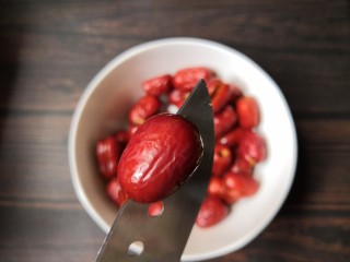 5、百变水果 百香果味糯米酿红枣,用小刀把取过核的红枣划一刀,注意不要划到底。