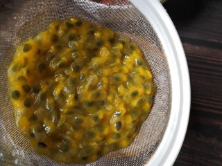 7、百变水果 百香果味糯米酿红枣,把百香果肉过滤。