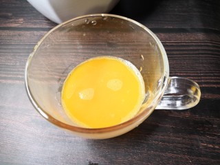 8、百变水果 百香果味糯米酿红枣,过滤后的百香果汁大约50g左右。