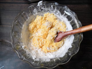 11、百变水果 百香果味糯米酿红枣,一边倒一边搅拌。