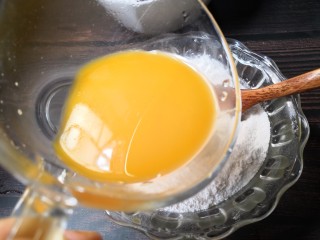 10、百变水果 百香果味糯米酿红枣,把百香果汁倒入糯米粉中。