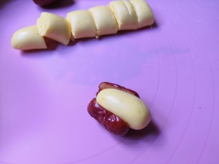 14、百变水果 百香果味糯米酿红枣,塞入红枣中。