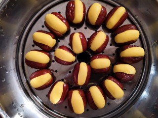 16、百变水果 百香果味糯米酿红枣,放入蒸锅中大火蒸10分钟左右。