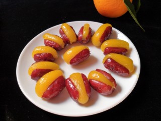 17、百变水果 百香果味糯米酿红枣,装入盘中。