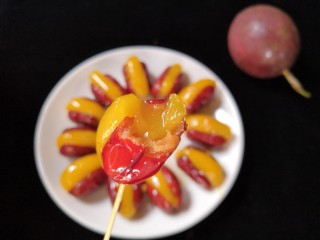 20、百变水果 百香果味糯米酿红枣,味道别具一格的百香果味糯米酿红枣就完成了,是不是非常的简单,赶紧动手做起来吧。