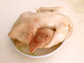 4、高汤娃娃菜,把焯好的三黄鸡取出来，用温水清洗干净