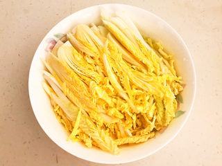 11、高汤娃娃菜,把娃娃菜清洗干净后切成小条，放入蒸碗