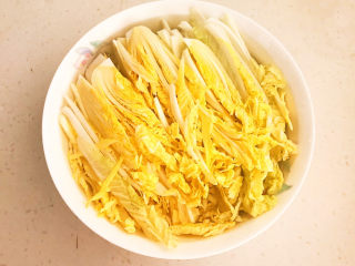 12、高汤娃娃菜,在切好的娃娃菜里面加入鸡汤，鸡汤与娃娃菜持平，鸡汤大约400ml