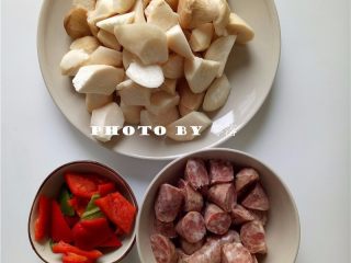 1、杏鲍菇炒香肠,杏鲍菇、香肠洗净后，分别切滚刀状；甜椒、青椒去蒂去籽，洗净切块；