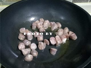 4、杏鲍菇炒香肠,放入香肠炒至断生；