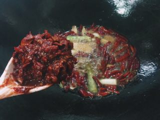 7、川味儿麻辣小龙虾,翻炒出香味儿后加一勺郫县豆瓣酱 转大火继续翻炒