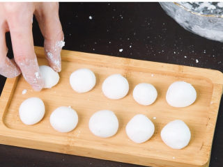 6、枸杞红枣汤圆,摆好搓好的生汤圆