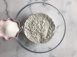 2、红枣糯米糕,糯米粉中加入白糖