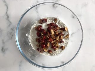 3、红枣糯米糕,倒入切好的红枣丁