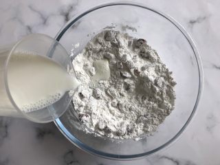 5、红枣糯米糕,最后加入纯牛奶