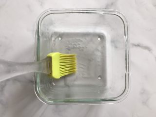 7、红枣糯米糕,模具底部刷上一层油