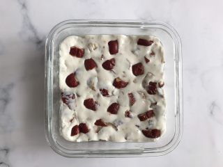 8、红枣糯米糕,放入糯米团，压平