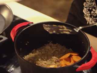 6、勃艮第红酒烩牛肉,牛肉盛出后,把切好的洋葱末、胡萝卜片炒出香味