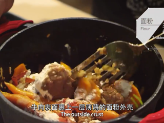 8、勃艮第红酒烩牛肉,加入煎好的牛肉和帕尔马火腿,然后放入三勺面粉,翻炒均匀