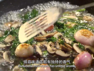 16、勃艮第红酒烩牛肉,煎至表面焦黄后,加意大利香菜,最后倒入水炖软