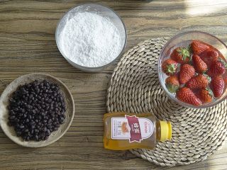 1、粉粉的芋圆,蜜红豆是红豆和冰糖煮的,豆子不能煮烂。