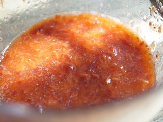 2、粉粉的芋圆,草莓洗净,用勺子捣碎成泥。