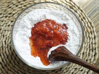 3、粉粉的芋圆,木薯粉,蜂蜜和草莓泥混合揉成面团。