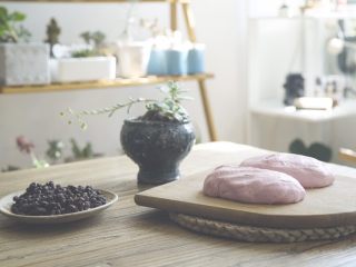 4、粉粉的芋圆,面团静置,夏日最好在冰箱冷藏五分钟。