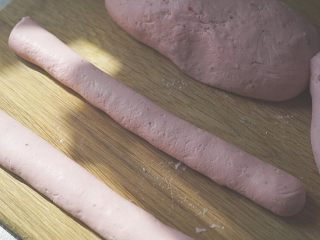 5、粉粉的芋圆,将面团揉成条,然后切成两厘米的小条。