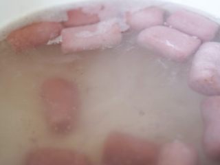 6、粉粉的芋圆,锅中烧热水煮粉芋圆,煮到芋圆外层有透亮的感觉。