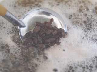 7、粉粉的芋圆,锅中烧热水,先放蜜豆。