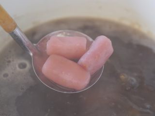 8、粉粉的芋圆,然后放芋圆一起煮一两分钟。