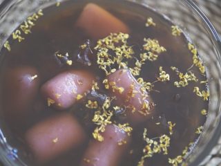 9、粉粉的芋圆,夏日碗底可以放些冰块和红糖。