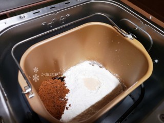 2、红枣面包,将除红枣和黄油外的其他材料按液体到固体的顺序全部放入面包机中,启动揉面功能。