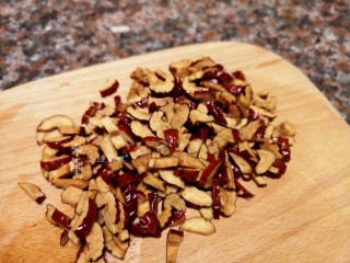 3、红枣面包,揉面的同时将红枣洗净去核切碎。