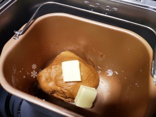 4、红枣面包,揉面20分钟后放入黄油继续揉面。