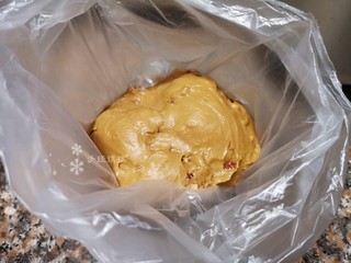 6、红枣面包,揉好的面团放入保鲜袋中封好口,再放入冰箱冷藏发酵一晚上。