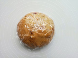 8、红枣面包,再盖上保鲜膜醒面20分钟以上。