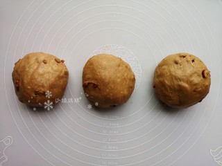 9、红枣面包,将面团三等份。