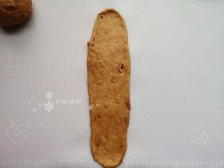 10、红枣面包,取一坨面团擀成长舌状。