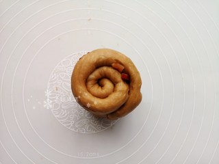 11、红枣面包,从底部卷起来成一团。