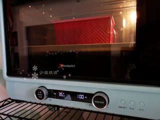 13、红枣面包,放入烤箱35度发酵1小时以上。