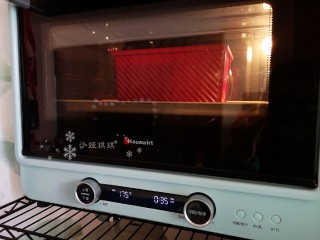 15、红枣面包,烤箱175度预热,烤30-35分钟左右。(根据自己烤箱情况)