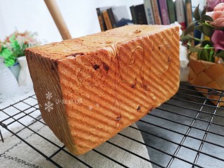 17、红枣面包,脱模放在烤架上晾凉。