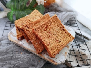 19、红枣面包,一时吃不完可以放冰箱冷冻保存。